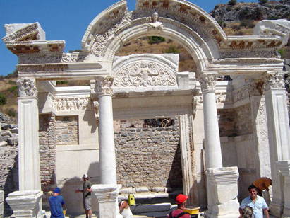Le temple d'Hadrien en restauration 